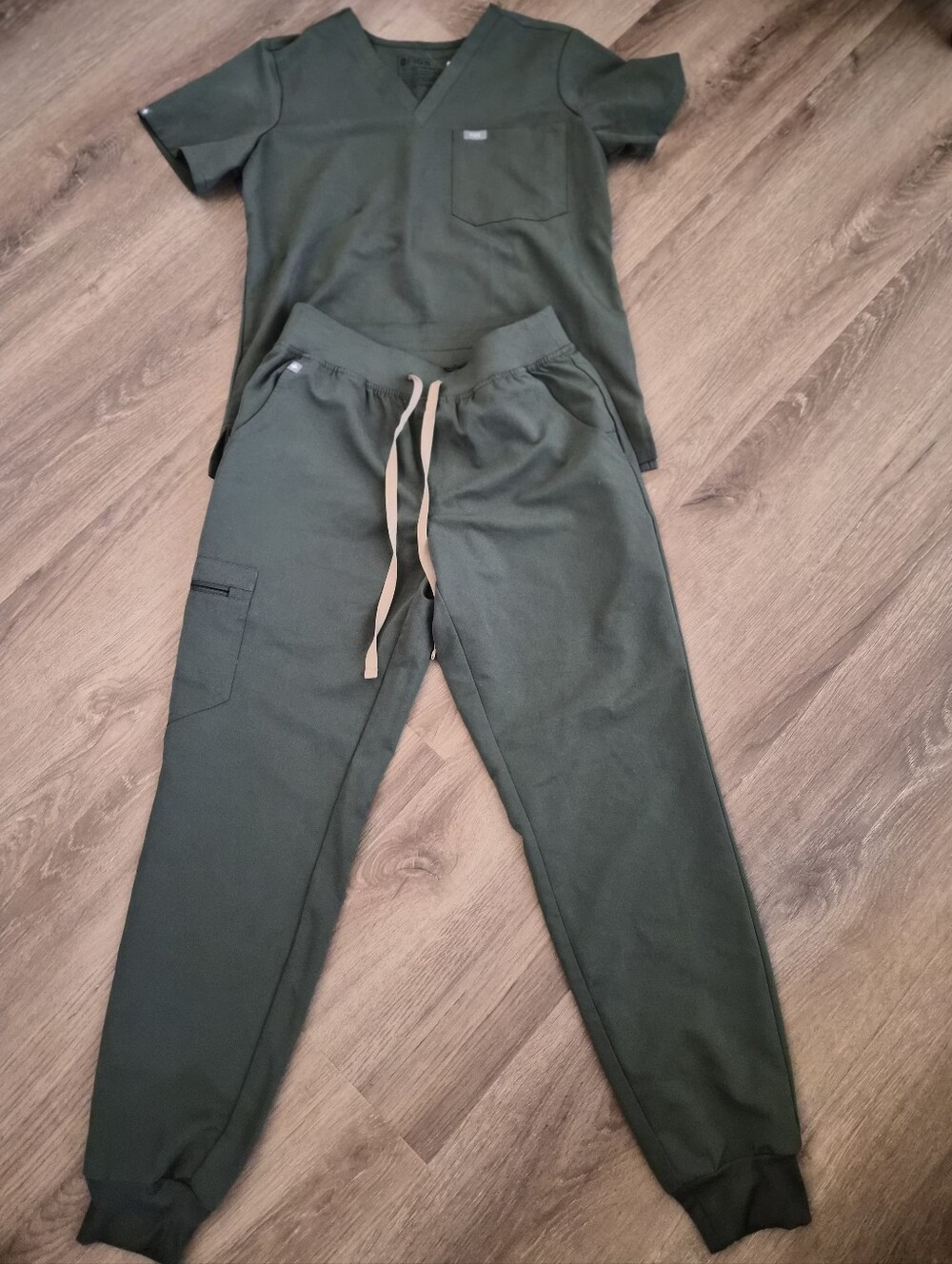 Figs SET Olive Green Scrub Jogger - V-Neck Top & Drawstring Pants Small
